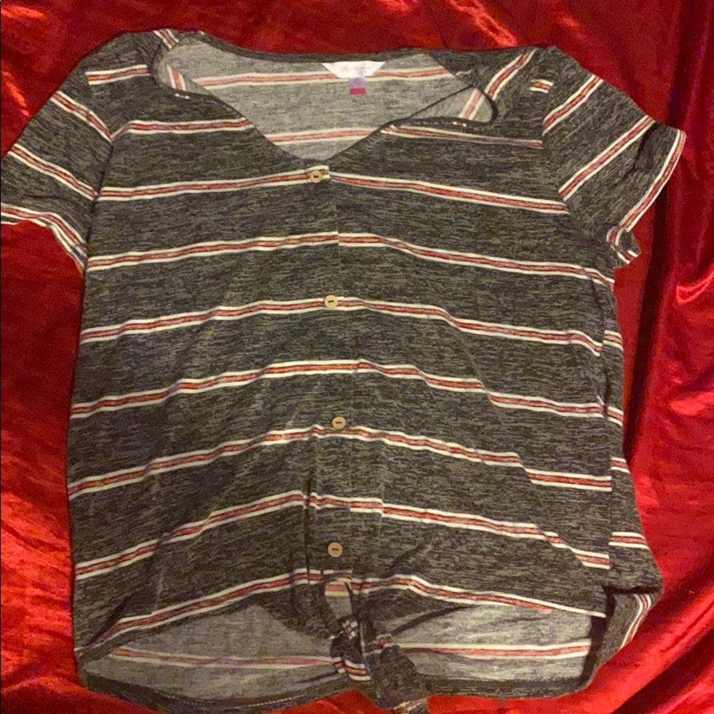 No boundaries v neck shirt